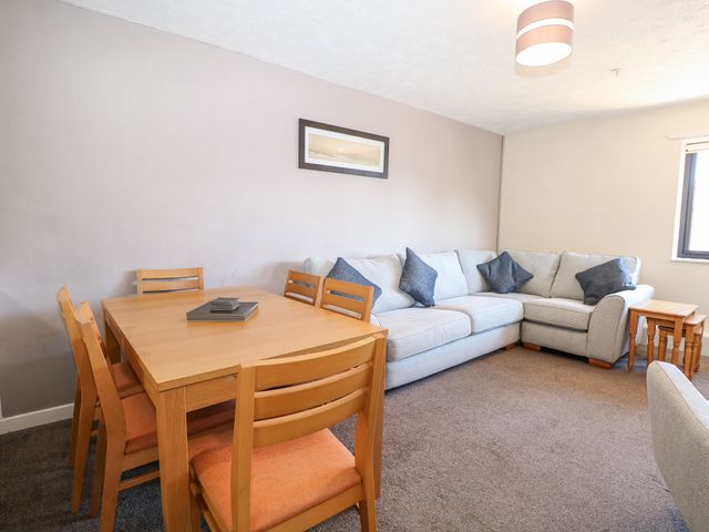 Marine Court Three Bedroom Second-floor Apartment 34 - 1112830 - photo 2