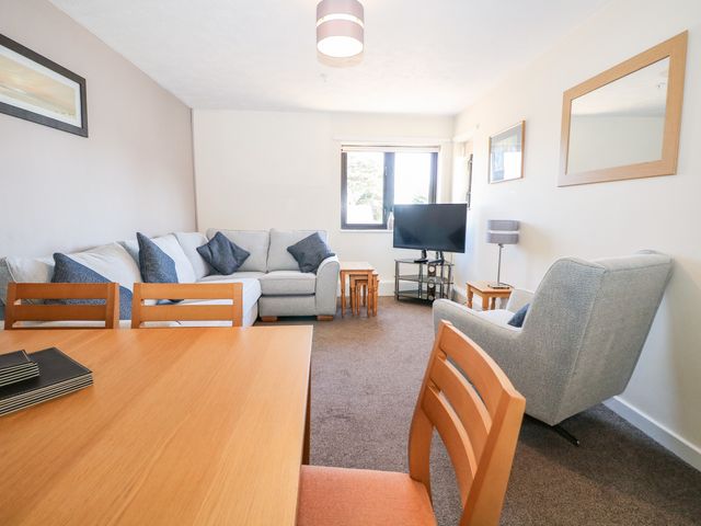 Marine Court Three Bedroom Second-floor Apartment 34 - 1112830 - photo 3