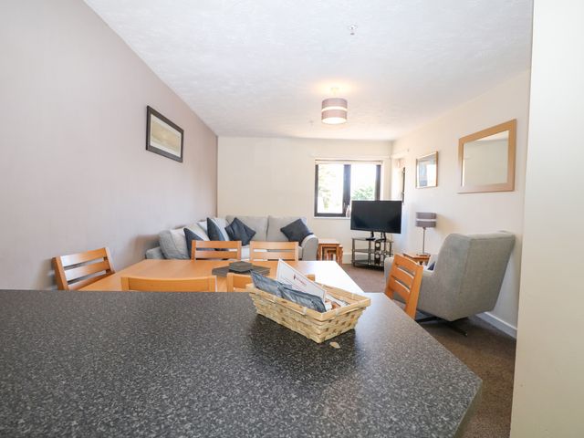 Marine Court Three Bedroom Second-floor Apartment 34 - 1112830 - photo 4