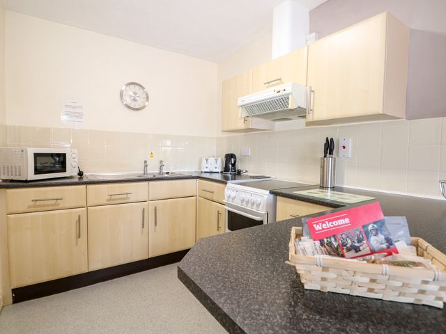 Marine Court Three Bedroom Second-floor Apartment 34 - 1112830 - photo 5