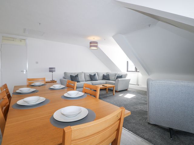 Marine Court Three Bedroom Second-floor Apartment 35 - 1112832 - photo 2