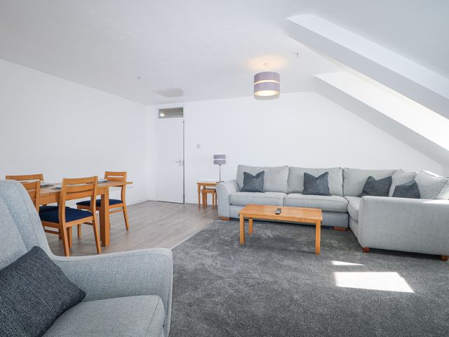 Marine Court Three Bedroom Second-floor Apartment 35 - 1112832 - photo 3