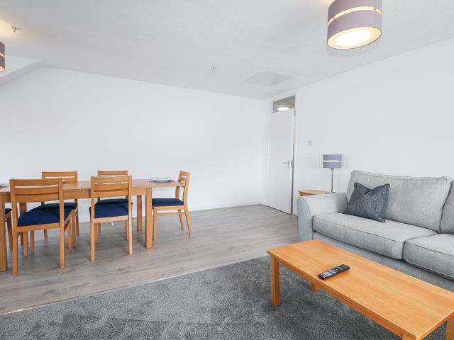 Marine Court Three Bedroom Second-floor Apartment 35 - 1112832 - photo 4