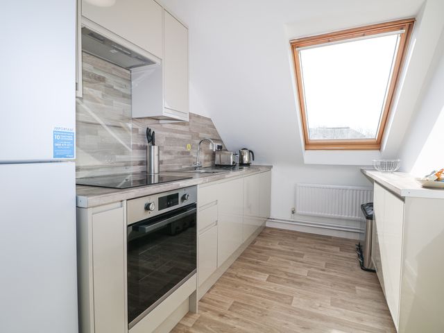 Marine Court Three Bedroom Second-floor Apartment 35 - 1112832 - photo 5