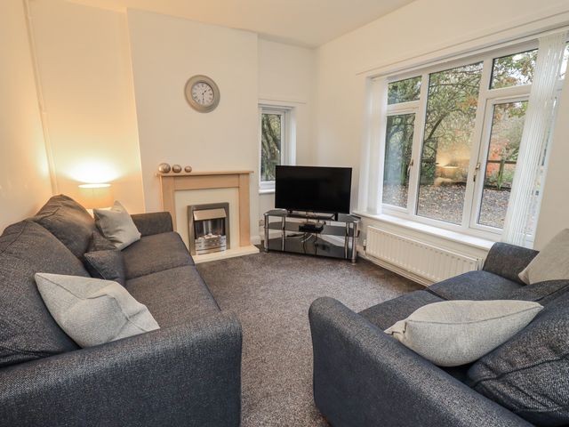 Jubilee Three Bedroom House Pet Free - 1112844 - photo 2