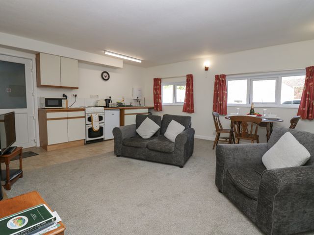 Newfield Apartment 2 - 1114470 - photo 3