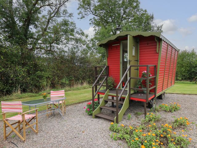 Tilly Gypsy-style Caravan Hut photo 1