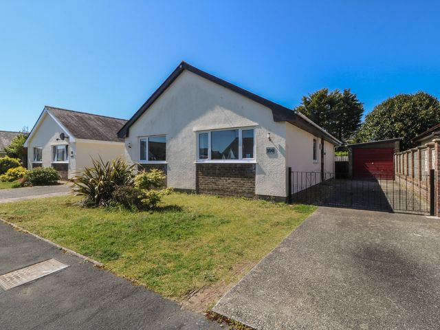 A bungalow with a garage and garden at Ty Glan Morfa in Morfa Bychan