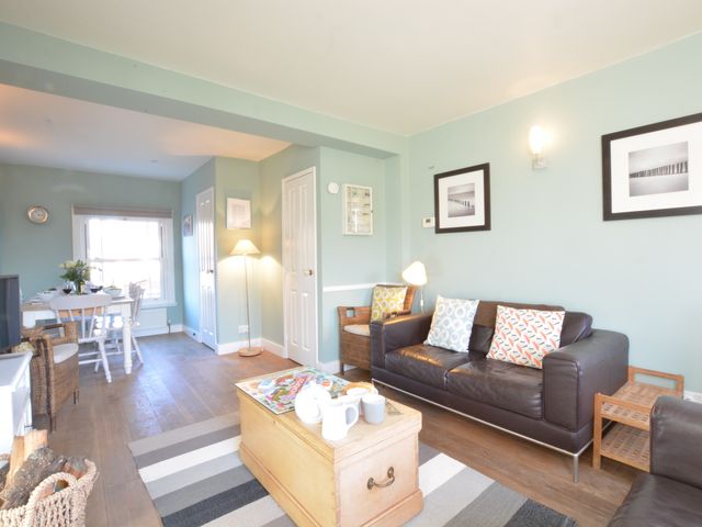 6 Coastguard Cottages, Aldeburgh - 1116819 - photo 4