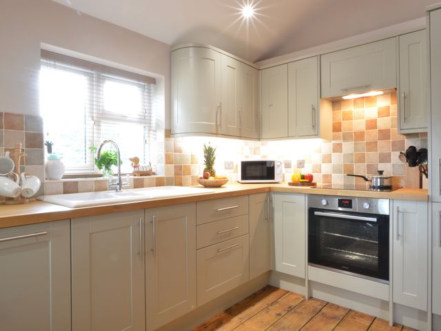 1 Tunns Cottages, Rushmere, nr Beccles - 1116954 - photo 3