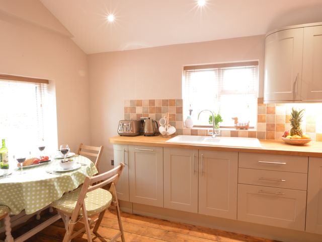 1 Tunns Cottages, Rushmere, nr Beccles - 1116954 - photo 4