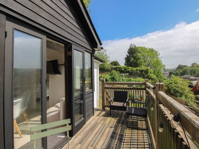 A deck area with chairs and table at West Island in Kingsbridge