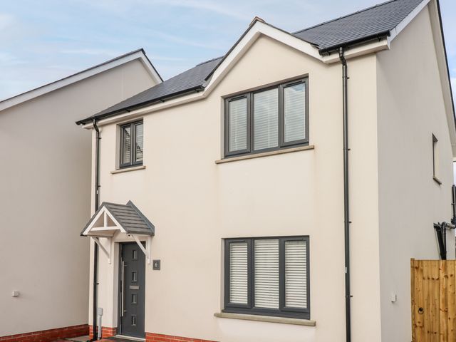 LunaRoxx, 6 Meadow Gardens, Kilgetty - 1119260 - photo 2