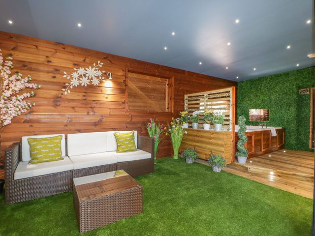 9 Meadow Retreat - 1121202 - photo 2