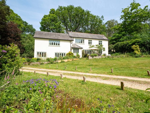 A house with garden and pathway at Primrose Spinney in Highwood near Ringwood