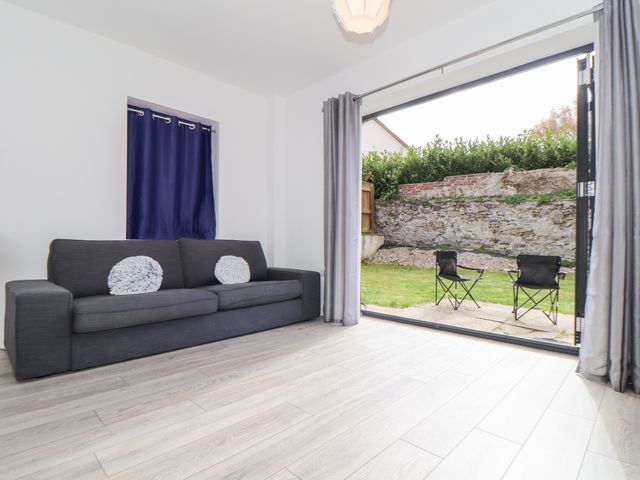1 Queensway Gardens - 1124704 - photo 3