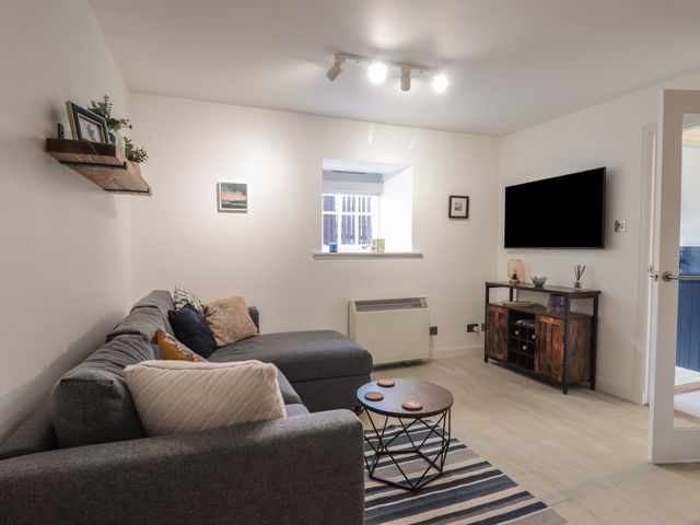 Flat 4, The Byre - 1128071 - photo 3