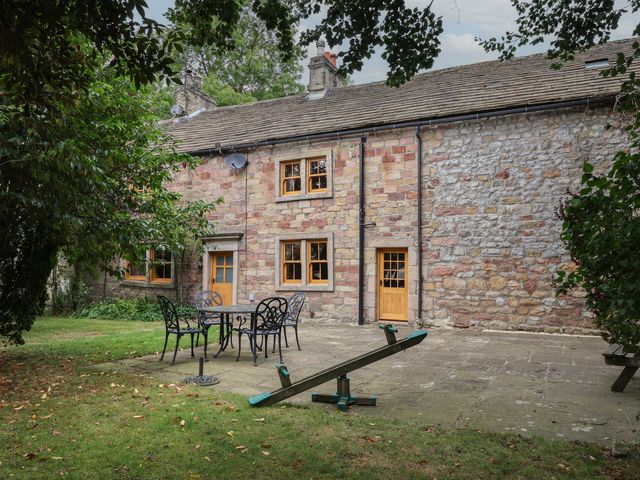 A garden with a table and chairs at Bay Horse Farm in Skipton