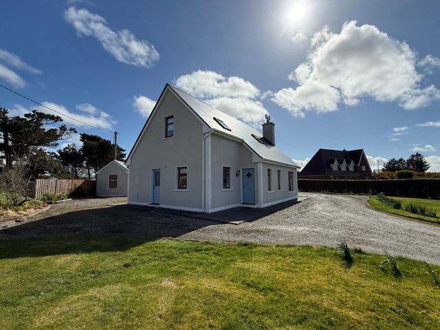 A house with a garden and driveway at Geesala