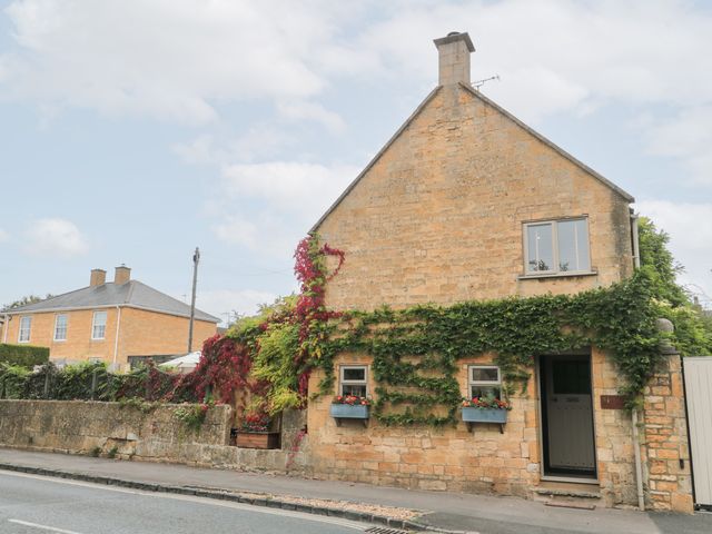 A house with ivy and flowers at Yarn Cottage in Broadway