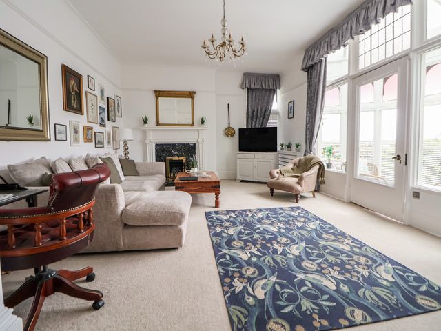 Ismay Billiard Room Apartment - Titanic Interest Beach View - 1131239 - photo 4