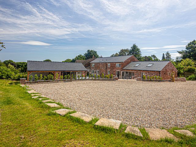A house with a gravel driveway and garden at Fairvale House