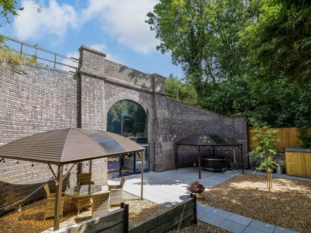 The Tunnel at Bridge Lake Farm and Fishery - 1132709 - photo 1