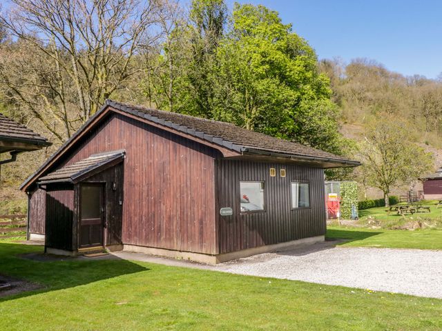 A cabin in a garden at Dogwood Timber Lodge in Keswick