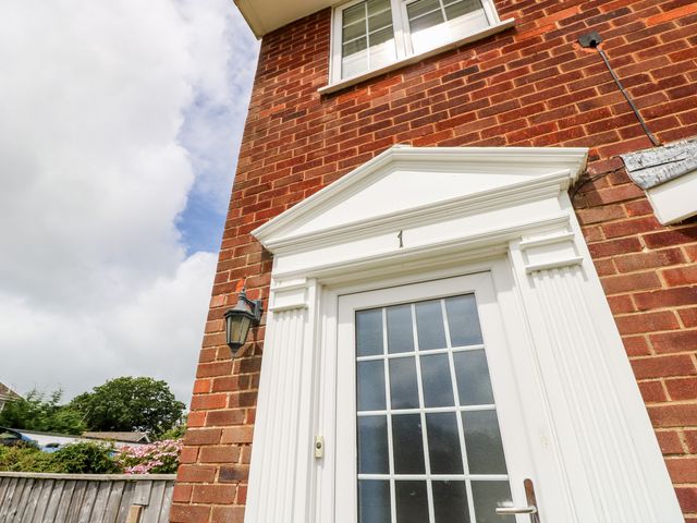 1 Westwood Close - 1135018 - photo 2