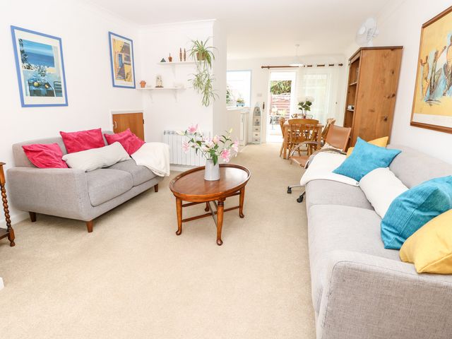 1 Westwood Close - 1135018 - photo 4