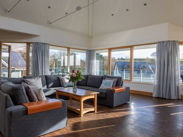 Vantage Point, Hillfield Village - 1135183 - photo 4