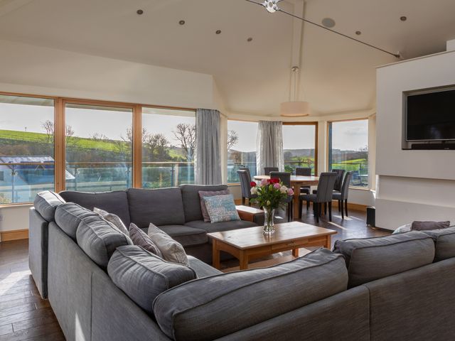 Vantage Point, Hillfield Village - 1135183 - photo 5
