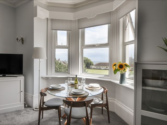 Flat 2, 10 Seafield Road - 1137211 - photo 4
