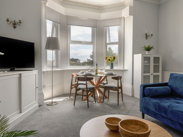 Flat 2, 10 Seafield Road - 1137211 - photo 5