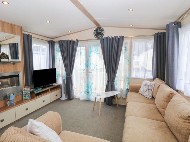 Seashell Lodge, 50 Foxburrow Hang - 1137807 - photo 2
