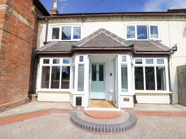An entrance with windows and a door at The Golden Cross Cottage in Evesham