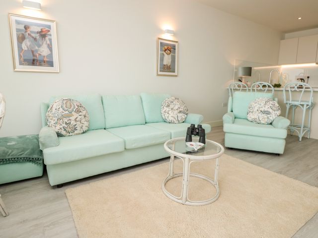 Apartment 20 Summer Place - 1138195 - photo 3