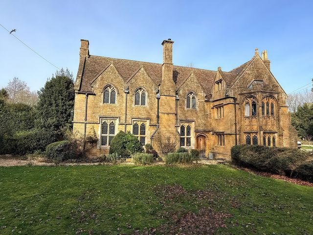 A house with a garden and grass at King Ina's Palace in South Petherton