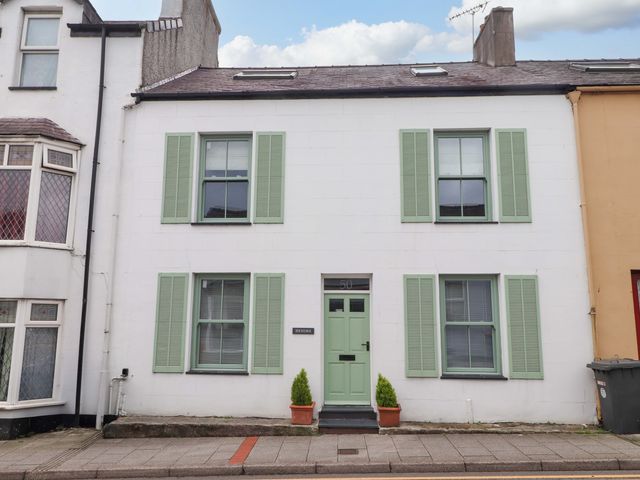 A building with windows and a door at Hendre in Menai Bridge