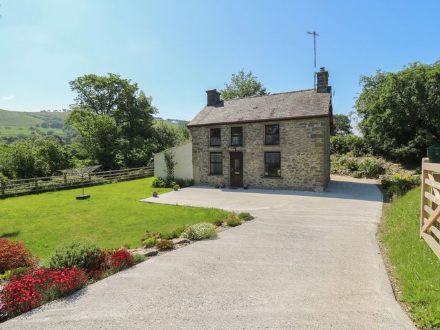 A house with a driveway and garden at Felin Gogoyan in Tregaron