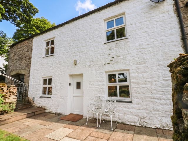An exterior view with a door and windows at The LA'AL Cragg in Kirkby Stephen