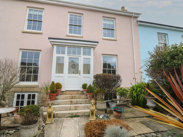 A house entrance with stairs and plants at Scillonia in Penzance