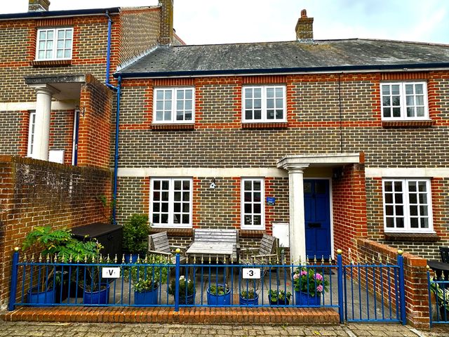 An outdoor area with seating and plants at Melanie's Cottage in Brewers Quay Harbour