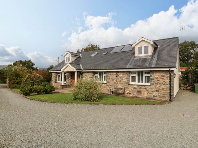 A house with a garden and gravel driveway at Ty Ni in Dyffryn Ardudwy