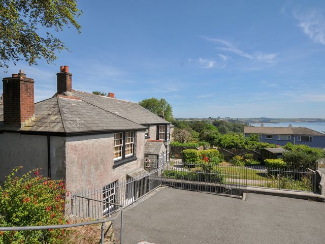 A house with a garden and fence at Jolly Crabber in Porthpean near St Austell