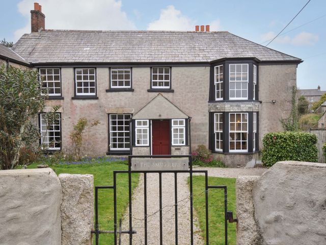 A house with a garden and gate at The Smugglers in Porthpean near St Austell