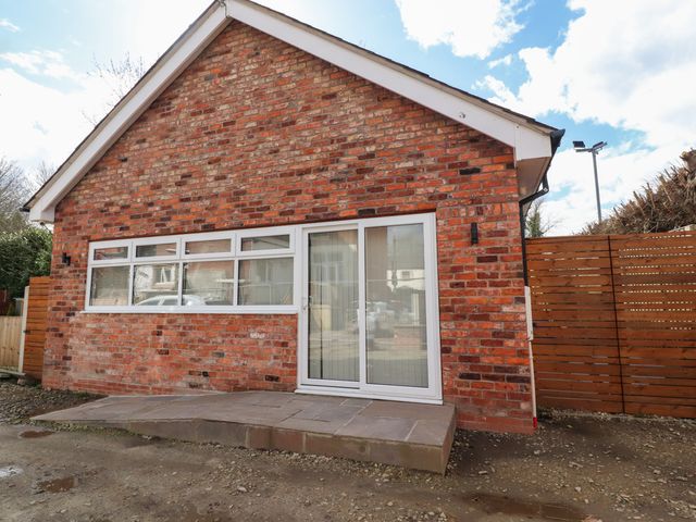The bungalow at 46 Church St - 1148803 - photo 3