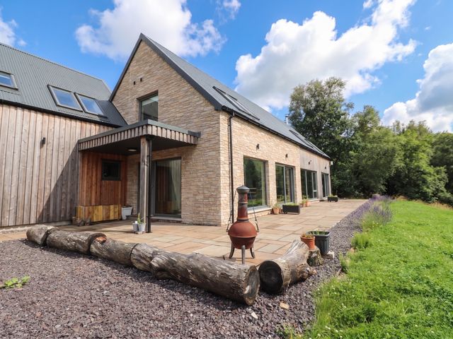 An outdoor area with a house and patio at Taigh Creag Thulach in Taynuilt