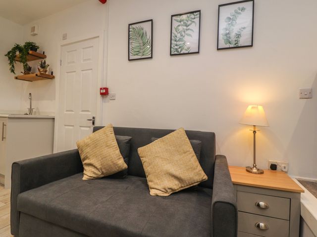 Basement Flat 43 - 1151886 - photo 2