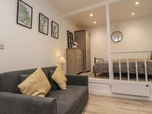Basement Flat 43 - 1151886 - photo 3
